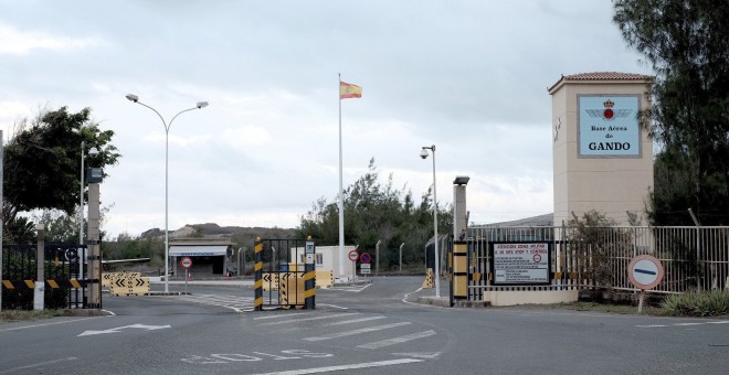 La entrada de la Base Aerea de Gando, de donde partió el helicóptero del Servicio de Búsqueda y Rescate (SAR) del Ejército del Aire que desapareció el jueves pasado en el Atlántico a unos 74 kilómetros del Sahara Occidental. EFE/Ángel Medina G