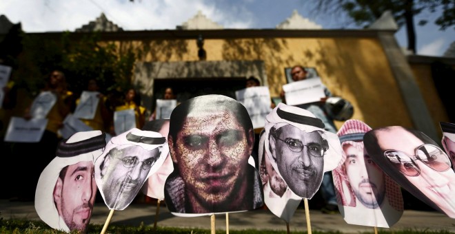 Fotos del bloguero Raif Badawi durante una manifestación reivindicando su liberación de la cárcel. REUTERS
