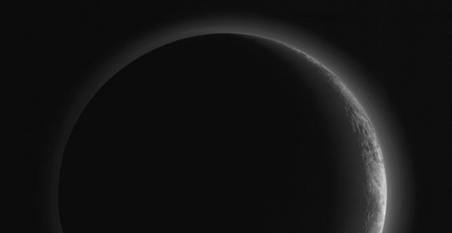 Plutón muestra espectaculares brumas atmosféricas en una nueva imagen de la misión New Horizons, que muestra al completo el creciente del planeta enano.