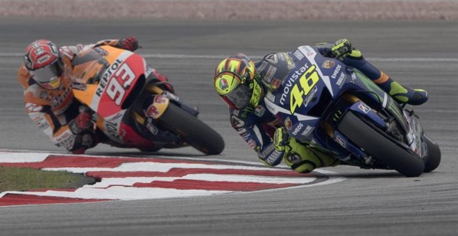 Rossi y Márquez toman una curva en Sepang antes el famoso episodio de la patada del italiano al español. /EFE