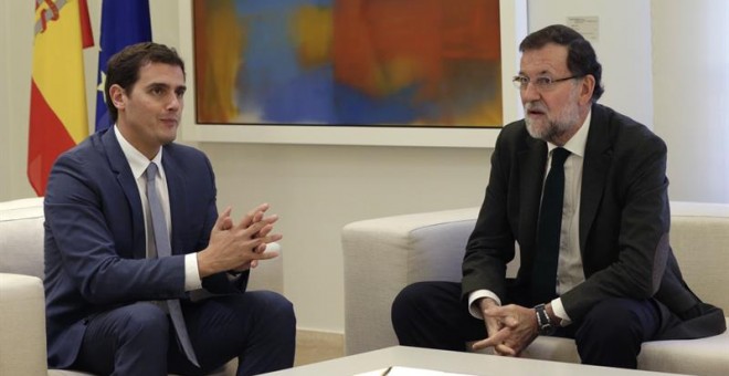 El presidente del Gobierno, Mariano Rajoy (d), se ha reunido este mediodía en el Palacio de la Moncloa con el líder de Ciudadanos, Albert Rivera. EFE/Zipi
