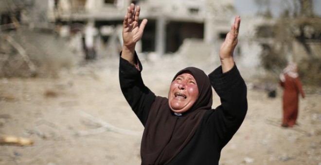 Una mujer en Palestina llora tras un bombardeo, en 2014./ REUTERS