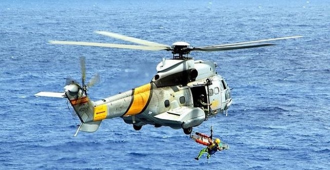 Helicóptero de Defensa durante la búsqueda de los militares fallecidos