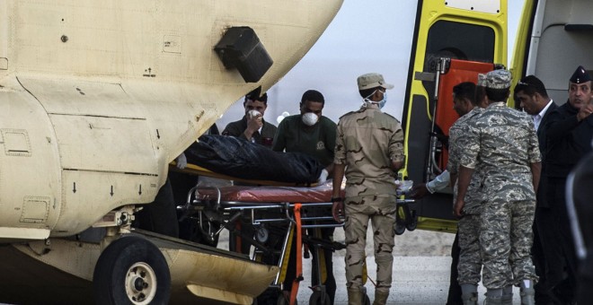 Médicos egipcios cargan el avión militar con los cadáveres de las víctimas rusas en la península del Sinaí. AFP / KHALED DESOUKI