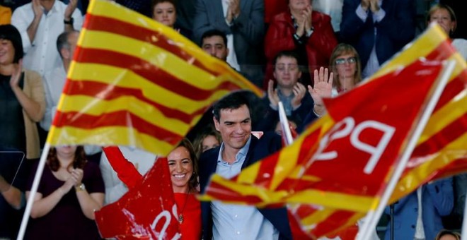 Pedro Sánchez junto a Carme Chacón en la presentación de los candidatos del PSC. / ALEJANDRO GARCÍA (EFE)