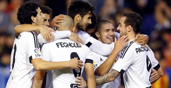 Los jugadores del Valencia celebran uno de los goles ante el Levante. EFE/Kai Försterling
