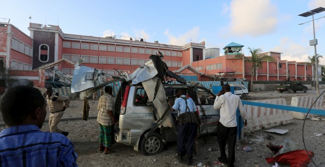 Estado en el que han quedado los vehículos aparcados en el exterior del hotel atacado en Mogadiscio. /REUTERS