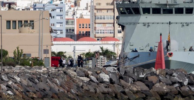 El cadáver de uno de los tres militares fallecidos en el accidente del helicóptero del pasado día 22 a unos 74 kilómetros de la costa del Sahara, es trasladado del buque de acción marítima 'Rayo' que llegó esta mañana a la Base Naval de Las Palmas de Gran
