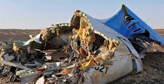 Vista de los restos del Airbus A321 de la compañía rusa MetroJet siniestrado hoy 31 de octubre de 2015 en la península egipcia del Sinaí, Egipto. Las autoridades egipcias y rusas descartaron la posibilidad de que el vuelo con 224 personas a bordo haya sid