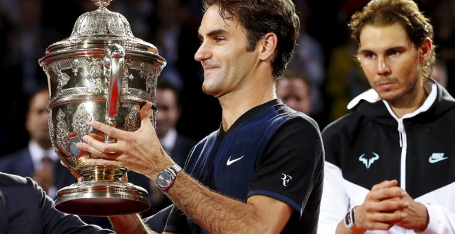 Federer, con el título de Basilea junto a Nadal. REUTERS/Arnd Wiegmann