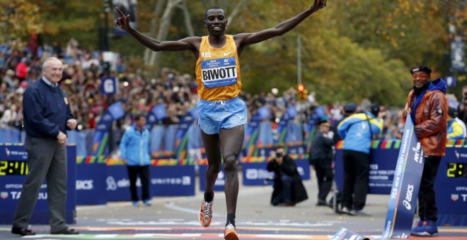Biwott celebra su victoria en la maratón de Nueva York a su llegada a meta. REUTERS/Mike Segar