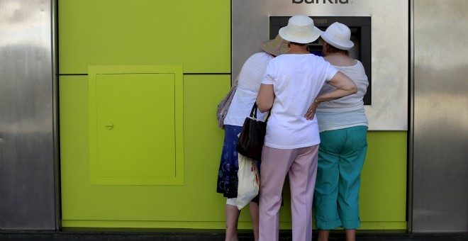 Varias mujeres usando un cajero de Bankia en Madrid. REUTERS/Marcelo del Pozo