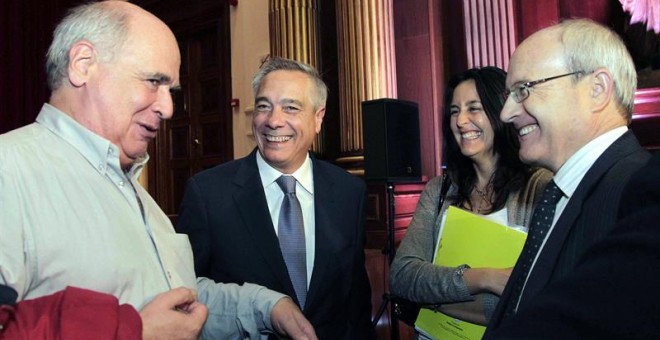 Lluís Rabell (1i) de Catalunya Sí Que Es Pot, Pere Navarro (2i), Esther Niubó (2d) y José Montilla (1d) del PSC, charlan tras la conferencia pronunciada la semana pasada por el líder del PS, Miquel Iceta, en el Colegio de Abogados EFE