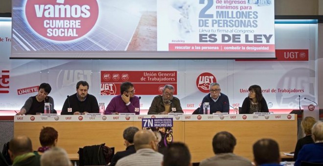 Los secretarios generales de CCOO, Ignacio Fernández Toxo; UGT, Cándido Méndez; USO, Julio Salazar, junto a la secretaria de Acción Sindical e Igualdad de USO, Sara García de las Heras; el secretario de Participación Sindical e Institucional de UGT, Fred