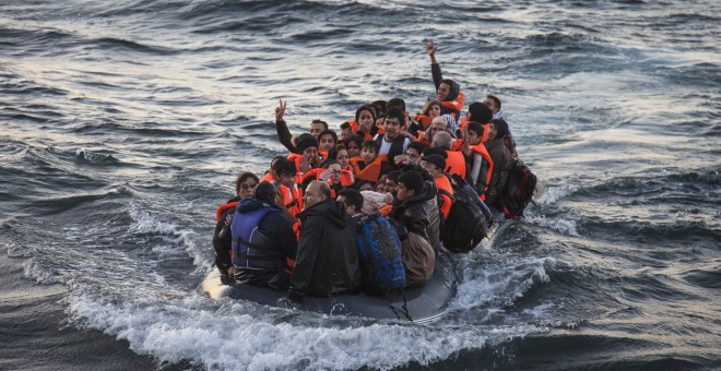 Un grupo de refugiados celebra que ha llegado a las costas de Lesbos, Grecia, a bordo de una balsa neumática.- JAVI JULIO / NERVIO FOTO