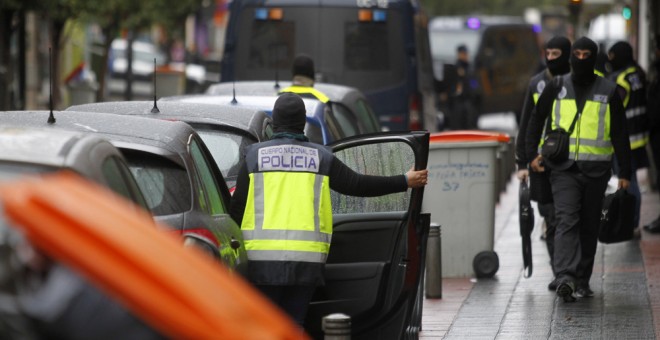 Varios efectivos de la Policía Nacional en la calle del madrileño barrio de Vallecas en la operación contra personas vinculadas  al Estado Islámico. EFE/Víctor Lerena