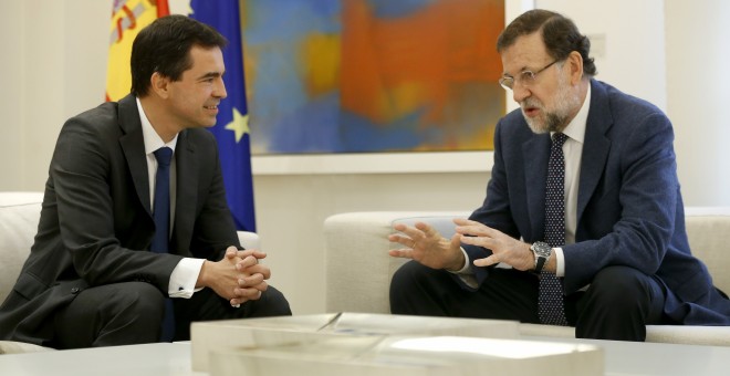 El presidente del Gobierno durante la reunión que mantuvo este martes en La Moncloa con el líder de UPyD, Andrés Herzog, para abordar la situación en Catalunya ante el desafío independentista. EFE
