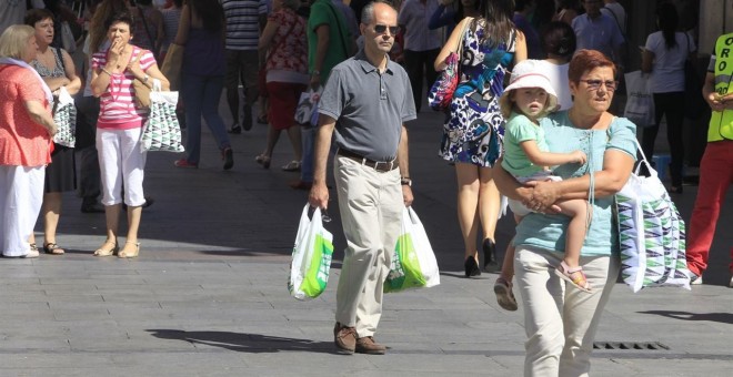 Personas de compras por el centro de Madrid. E.P.