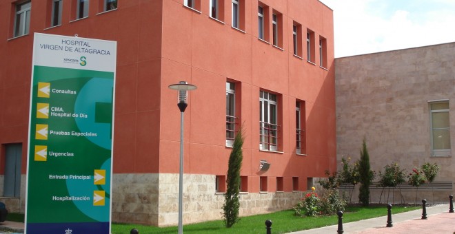 Imagen de la fachada del hospital Vírgen de Altagracia, en Ciudad Real, ante cuya puerta principal falleció una persona sin ser atendida.