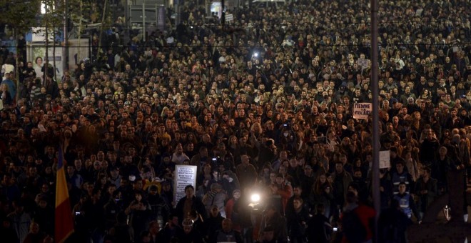 Cerca de 20.000 personas, en la manifestación contra el Gobierno rumano. REUTERS