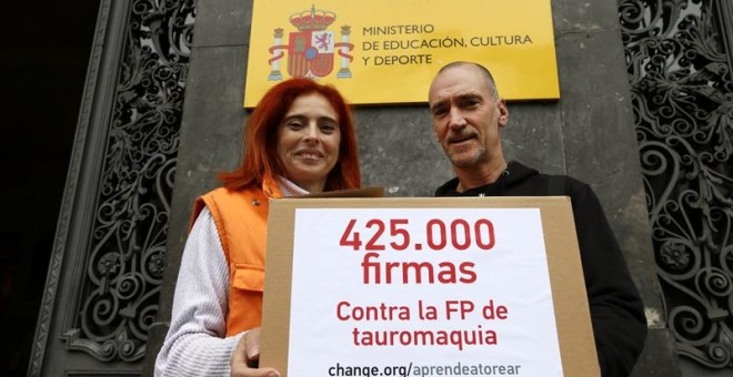 La Plataforma 'La torutra no es cultura' presenta 425.000 firmas ante el Ministerio de Educación. EFE