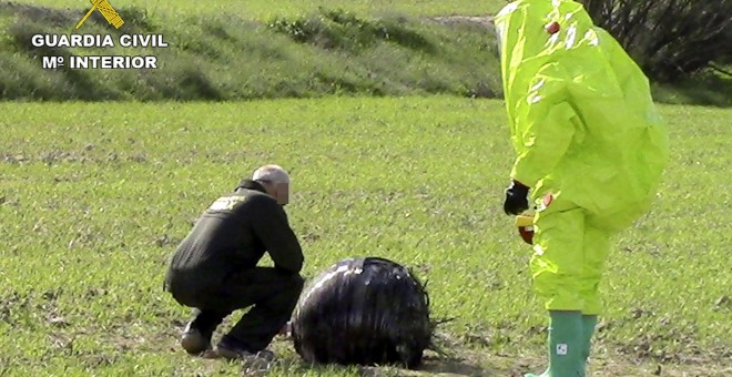 Fotografía facilitada por la Guardia Civil de la actuación realizada por el Grupo de Desactivación de Artefactos Explosivos (GEDEX) con la colaboración de un supervisor de instalaciones radioactivas, dependiente del SEF (Servicio Regional de Empleo y Form