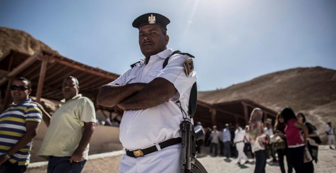 Un policía egipcio monta guardia en el Valle de los Reyes, cerca de Luxor. EFE