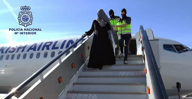 Fotografía facilitada por la Policía Nacional, que ha detenido en el aeropuerto de Málaga a una joven española de 26 años por su presunta vinculación con la organización yihadista Daesh. EFE