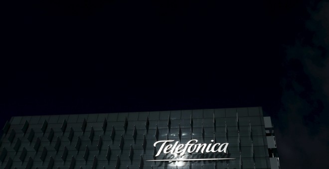 El logo de Telefonica, en su sede en Las Tablas, en la zona norte de Madrid. REUTERS/Juan Medina