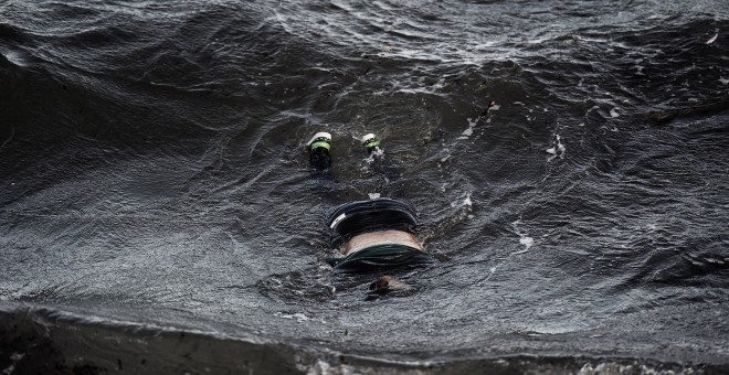 El cuerpo de una mujer flotando en la costa de la isla griega de Lesbos.- ARIS MESSINIS (AFP)