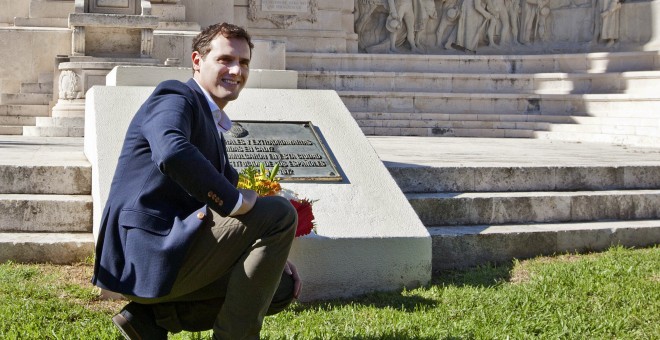 El líder de Ciudadanos (C's), Albert Rivera, ha hecho una ofrenda floral al monumento de las Cortes de 1812 en Cádiz despues de participar en un acto de precampaña donde ha presentado su proyecto de regeneración democrática e institucional. EFE/Román Ríos