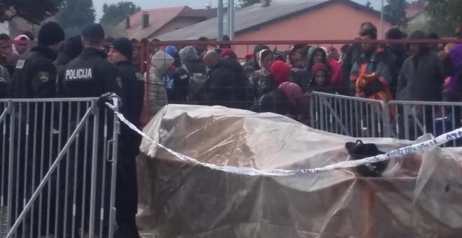 Miles de refugiados se agolpan en Brezice, en la frontera entre Croacia y Eslovenia, esperando la ayuda de las ONG a las que la Policía impide el paso.
