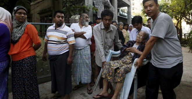 Una mujer de 95 años acude a votar. Birmania celebró sus últimas elecciones bajo un Gobierno democrático en 1960, dos años antes del golpe de Estado que instauró la primera junta militar.- REUTERS.