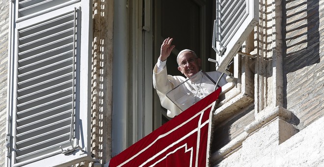 El Papa Francisco saluda durante el rezo del Ángelus, en la Plaza de San Pedro. REUTERS/Alessandro Bianchi