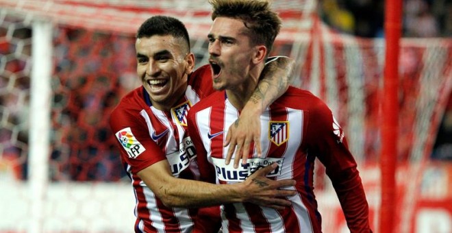 El delantero francés del Atlético de Madrid Antoine Griezmann (d) celebra con su compañero, el argentino Ángel Correa (i), su gol ante el Sporting de Gijón. /EFE