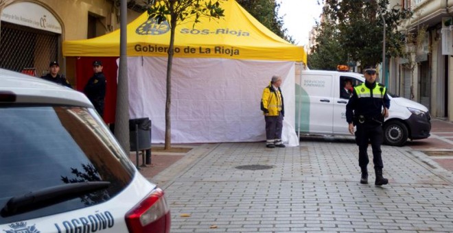 Imagen de la calle donde un hombre ha matado al compañero de su expareja en Logroño. /EFE