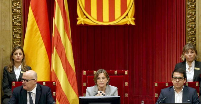 La presidenta del Parlament, Carmen Forcadell, junto a los vicepresidentes Lluis   Corominas (i) y José Maria Espejo-Saavedra (d). /EFE