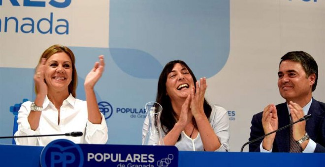 La secretaria general del PP, María Dolores Cospedal (izquierda), junto a la secretaria general del partido en Andalucía, Dolores López (centro), y el portavoz del PP andaluz, Carlos Rojas (derecha), durante la reunión de la Junta Directiva del PP de Gran