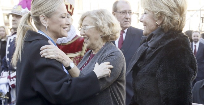 La alcaldesa de Madrid Manuela Carmena, saluda a la presidenta de la Comunidad de Madrid, Cristina Cifuentes, en presencia de la portavoz popular en el Ayuntamiento, Esperanza Aguirre, durante la tradicional misa en honor a la patrona de la capital, la Vi