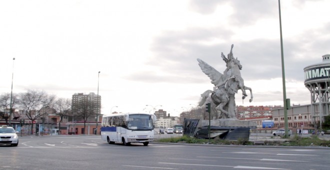 Acción del colectivo El Banquete: un viaje circular en autobús alrededor del Pegaso de la Plaza de Legazpi.