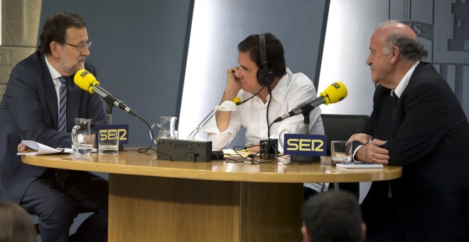 El presidente Mariano Rajoy, el periodista José Ramón de la Morena y el seleccionador nacional de futbol, Vicente del Bosque, durante la entrevista en El Larguero. EFE