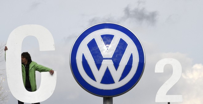 Activistas de Greenpeace junto al logo de Volkswagen