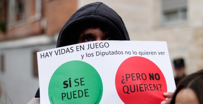 Un activista protesta durante un desahucio en Madrid.-JAIRO VARGAS / ARCHIVO