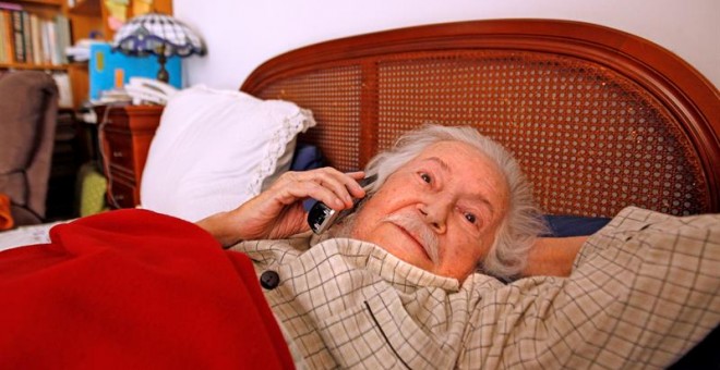El escritor mexicano Fernando del Paso habla por teléfono en su casa de Guadalajara (México)