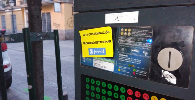 En los parquímetros permanecen apagados y con este cartel de advertencia.- PÚBLICO.