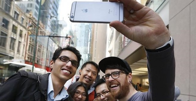 Un grupo de personas con un iPhone 6s tras su lanzamiento. EFE