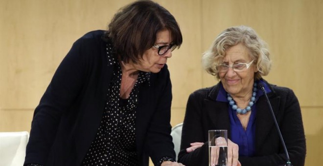 La alcaldesa de Madrid, Manuela Carmena (d), y la delegada del Área de Medio Ambiente y Movilidad, Inés Sabanés (i). /EFE