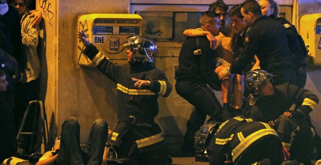 Bomberos franceses intervienen cerca de la sala de conciertos de Bataclan, uno de los objetivos de los terroristas yihadistas en los atentados de este viernes en Francia. REUTERS