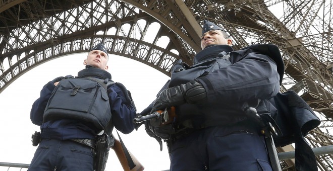 Agentes de la Policía  bajo la Torre Eiffel tras los atentados mortales en París. REUTERS