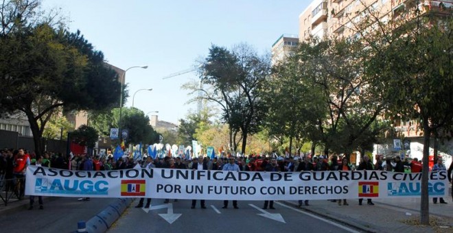 Miles de guardias civiles durante la 'marea de tricornios' que ha discurrido por las calles de Madrid. EFE